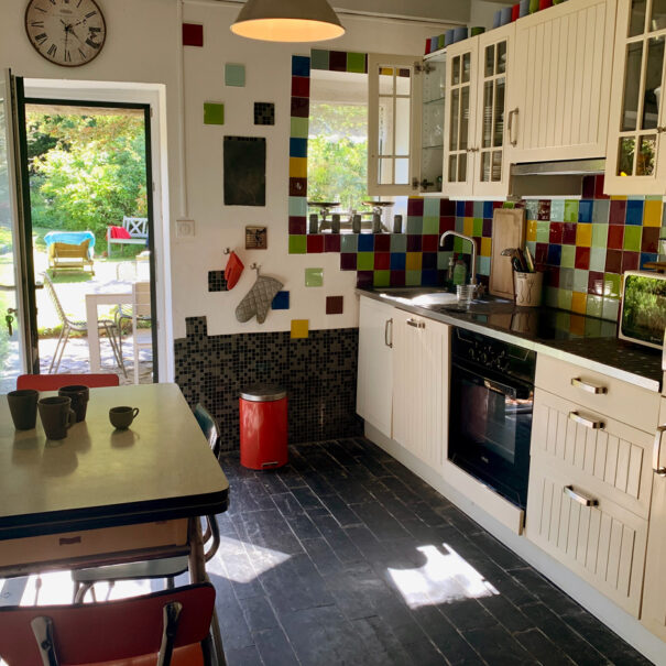 Cuisine du Lavoir aux camélias - Maison de charme en location à Locronan, Finistère Sud