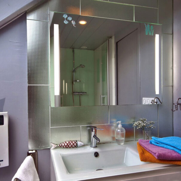 La salle de bains - Lavoir aux camélias, maison de charme en location à Locronan (29)